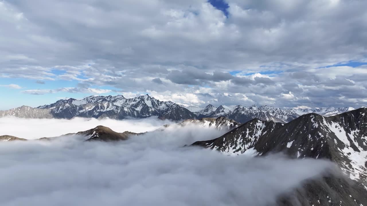 云海之上的雪山全景视频素材画面1