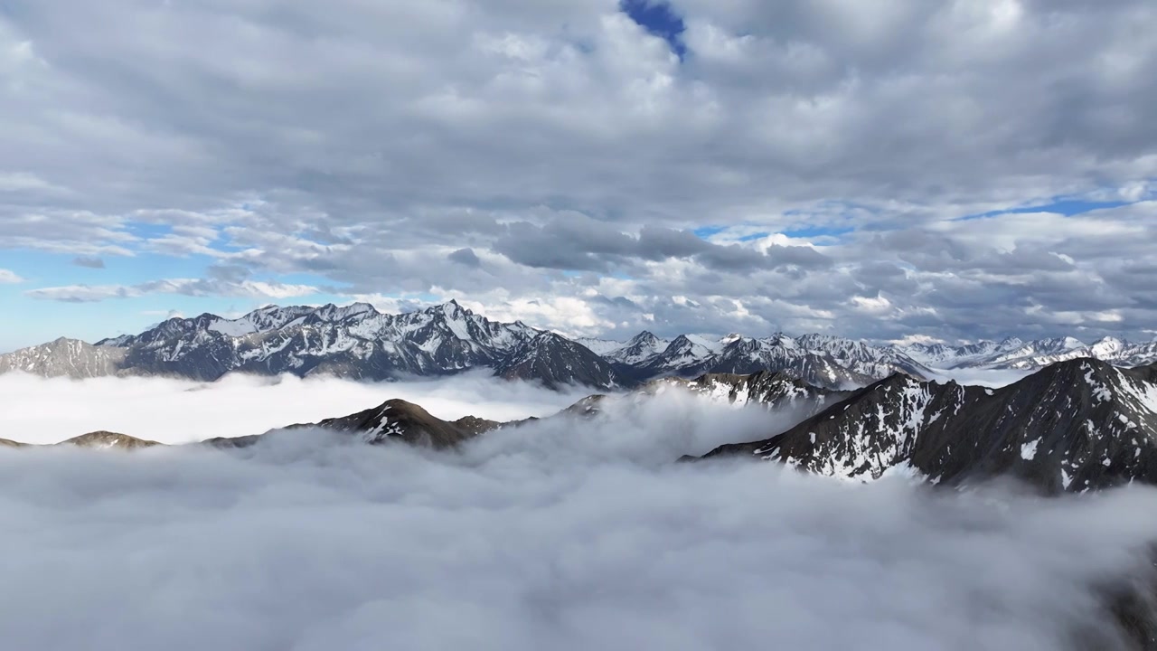 云海之上的雪山全景视频素材画面3