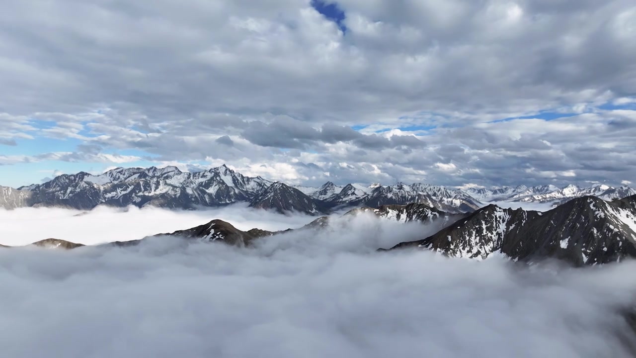 云海之上的雪山全景视频素材画面4