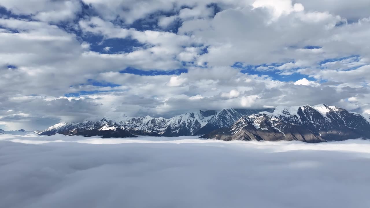 雪山云海自然风光全景航拍视频素材画面1