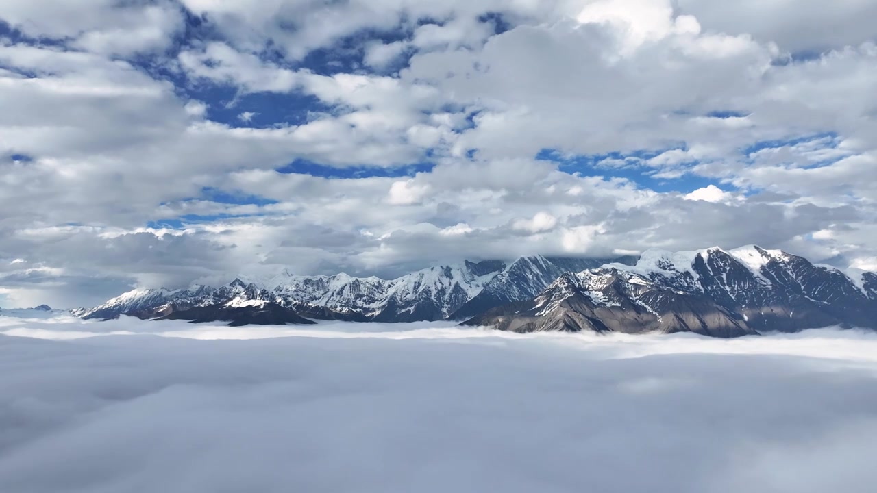 雪山云海自然风光全景航拍视频素材画面3