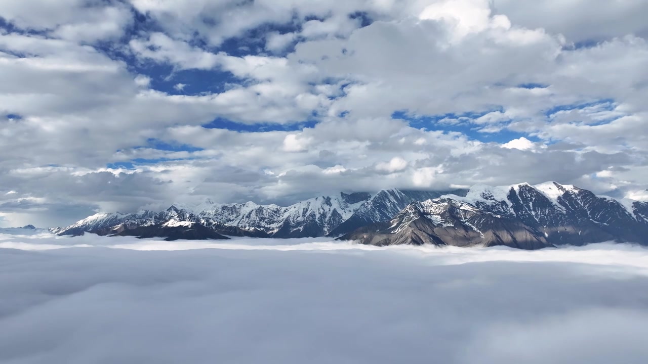 雪山云海自然风光全景航拍视频素材画面4