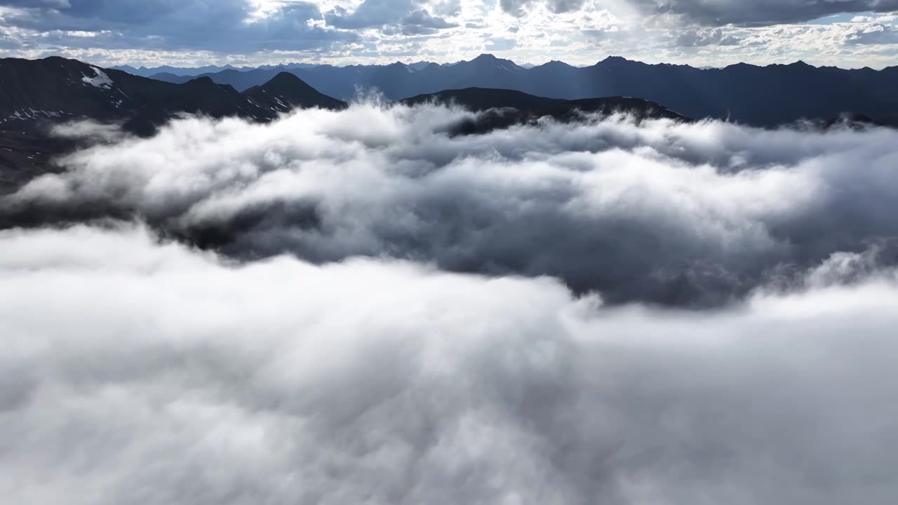 高山云海自然风光，航拍云海山川景色视频素材画面1