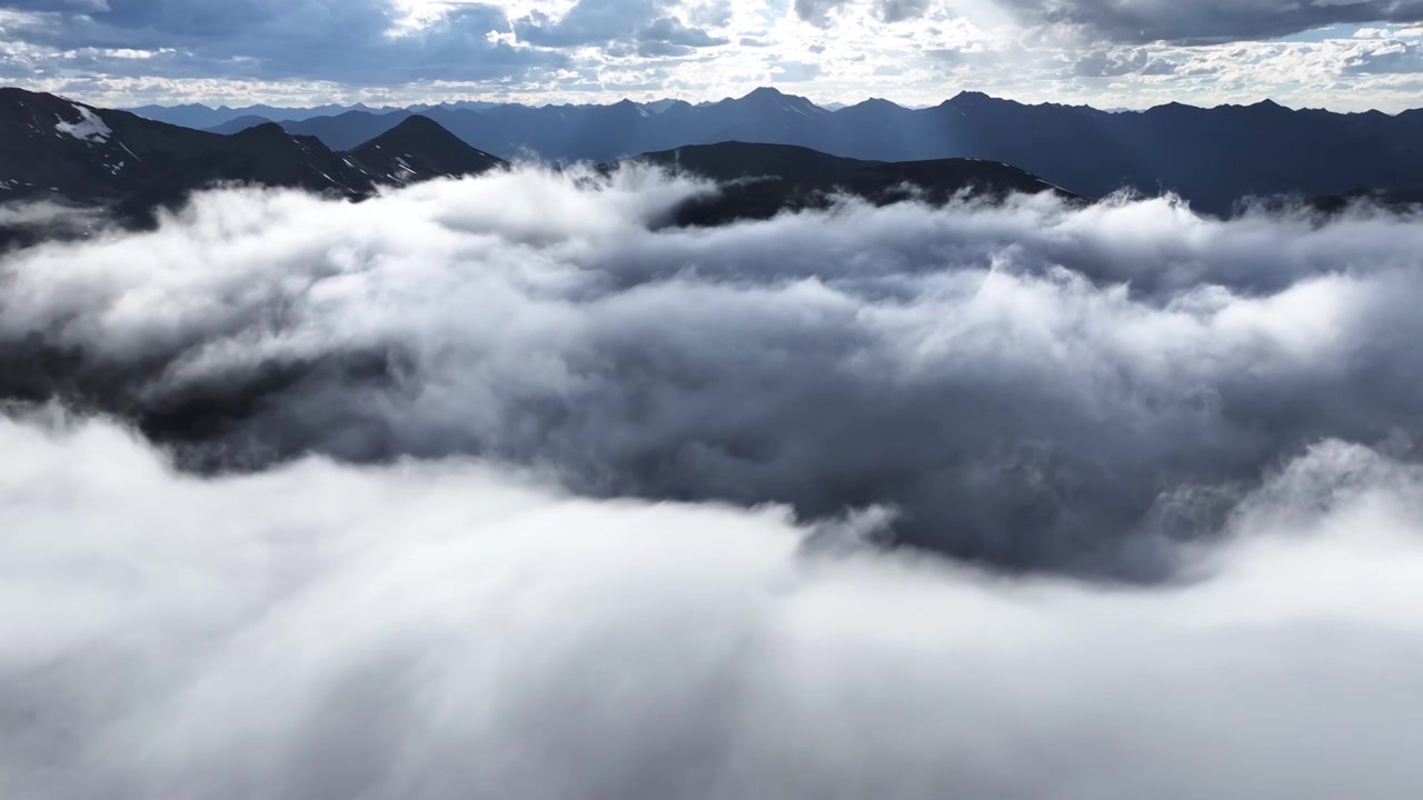 高山云海自然风光，航拍云海山川景色视频素材画面3