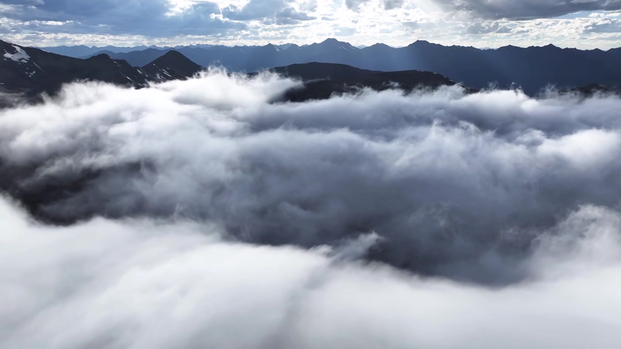 高山云海自然风光，航拍云海山川景色视频素材画面4