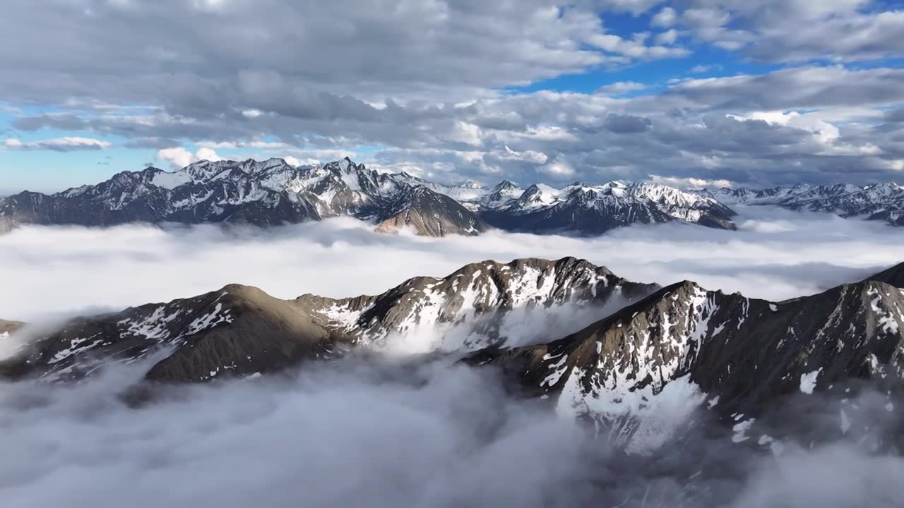 雪山云海航拍风光视频素材画面1