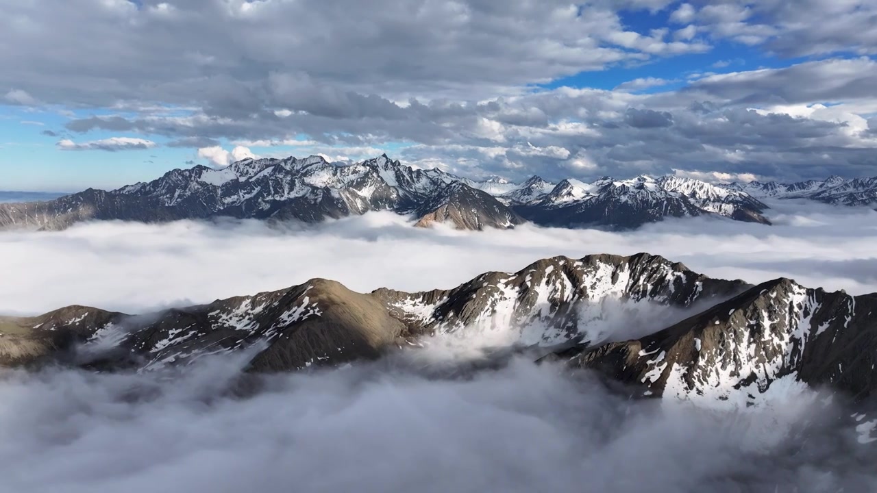 雪山云海航拍风光视频素材画面3