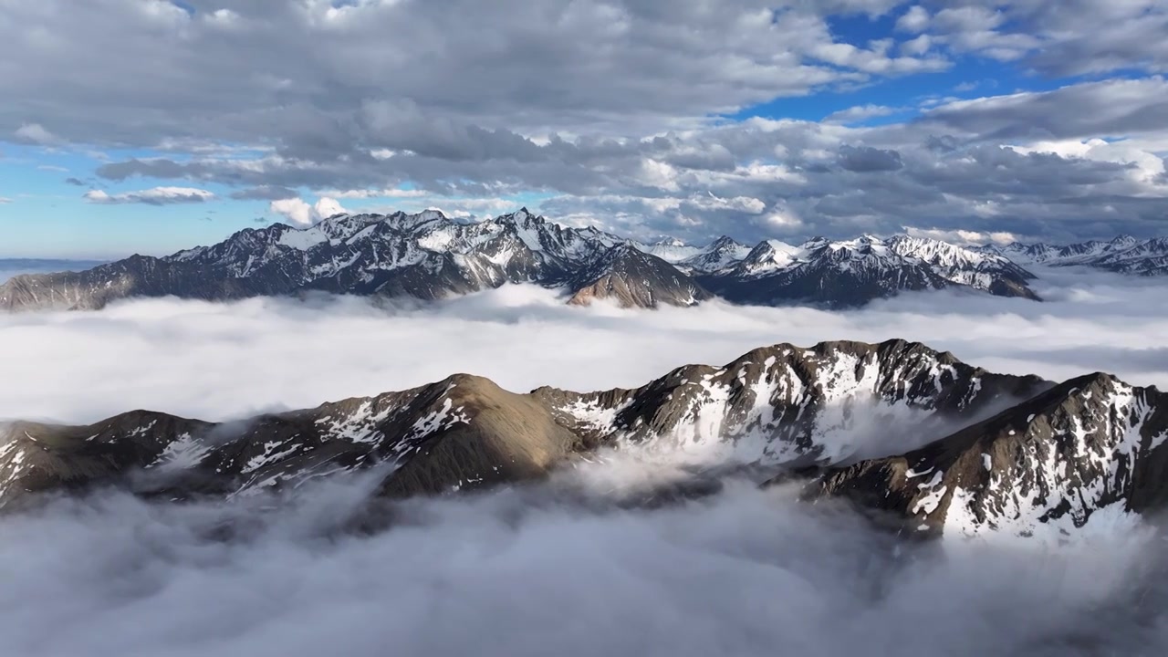 雪山云海航拍风光视频素材画面4