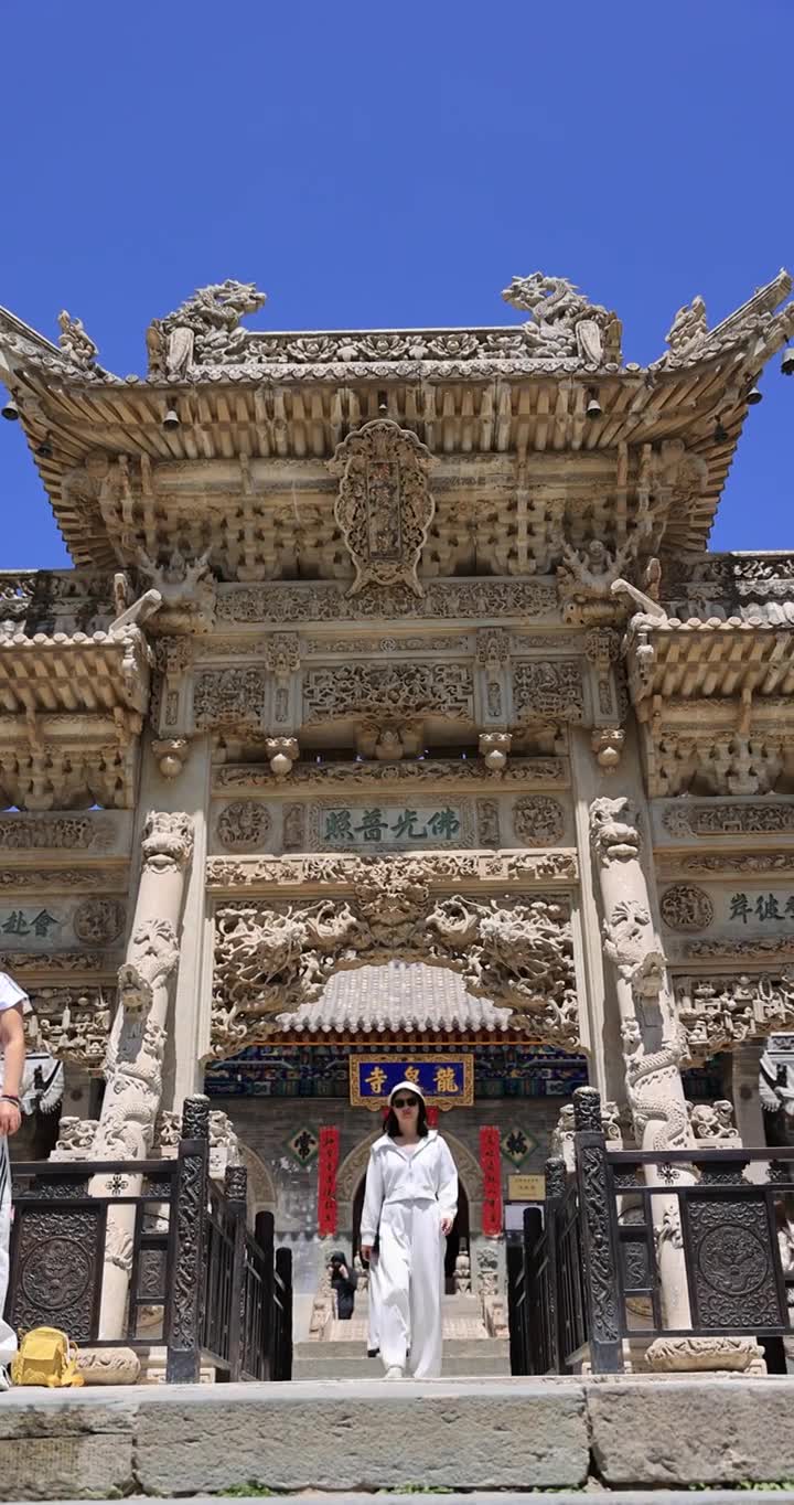 在山西五台山龙泉寺旅行的年轻女子视频素材画面1