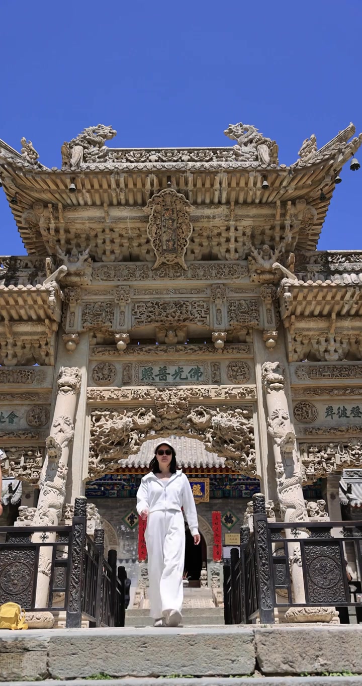 在山西五台山龙泉寺旅行的年轻女子视频素材画面3