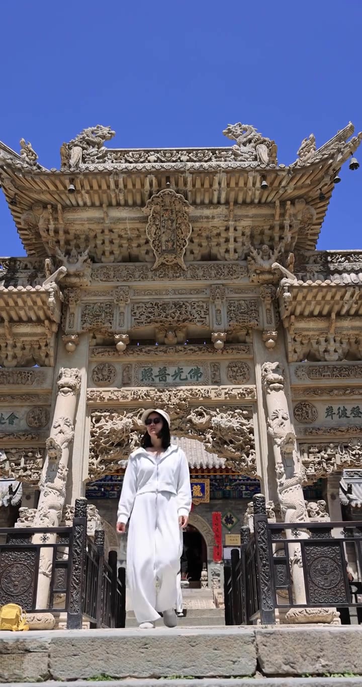 在山西五台山龙泉寺旅行的年轻女子视频素材画面4