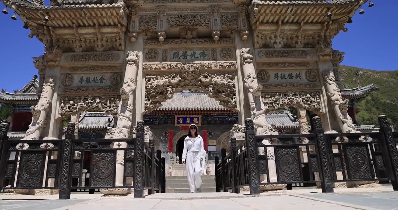 在山西五台山龙泉寺旅行的年轻女子视频素材画面1