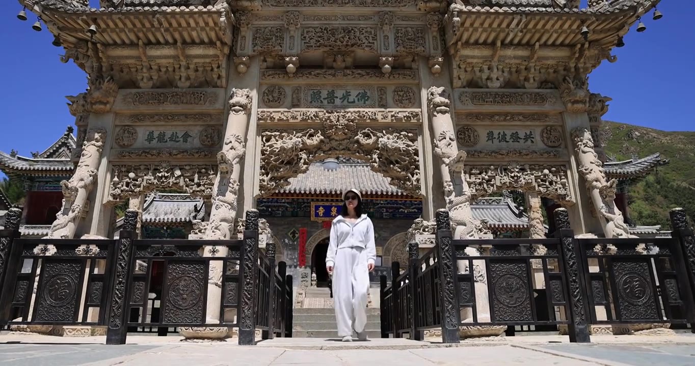 在山西五台山龙泉寺旅行的年轻女子视频素材画面3