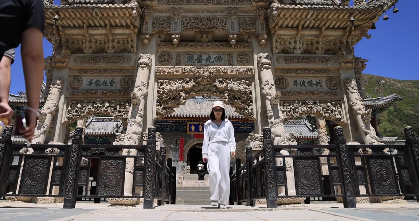 在山西五台山龙泉寺旅行的年轻女子视频素材画面4