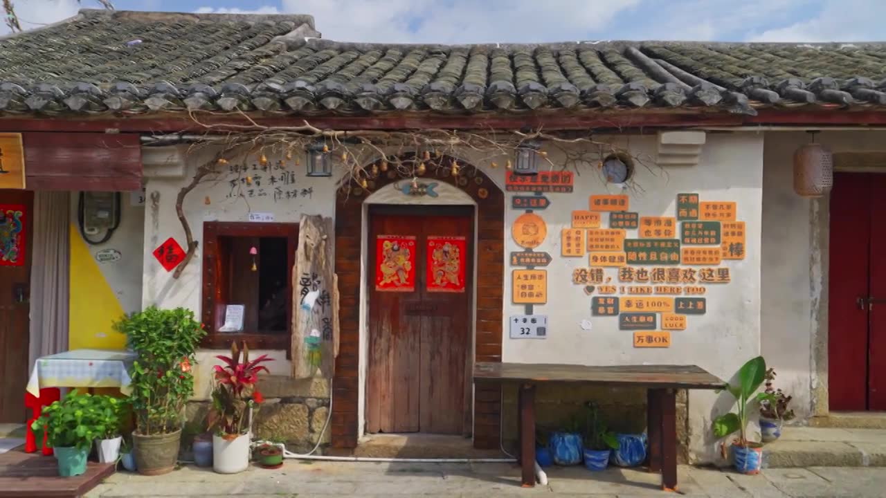 传统民居门前景象视频素材画面1