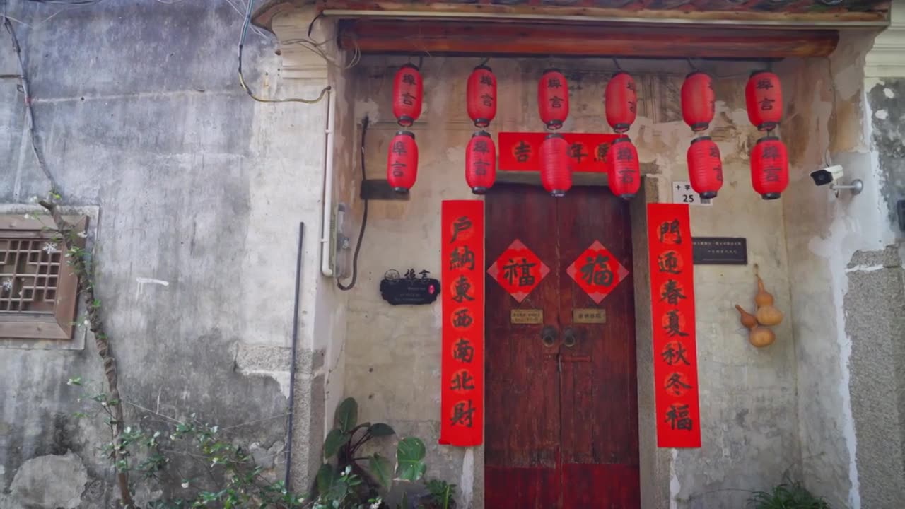 传统门楼挂红灯笼视频素材画面1