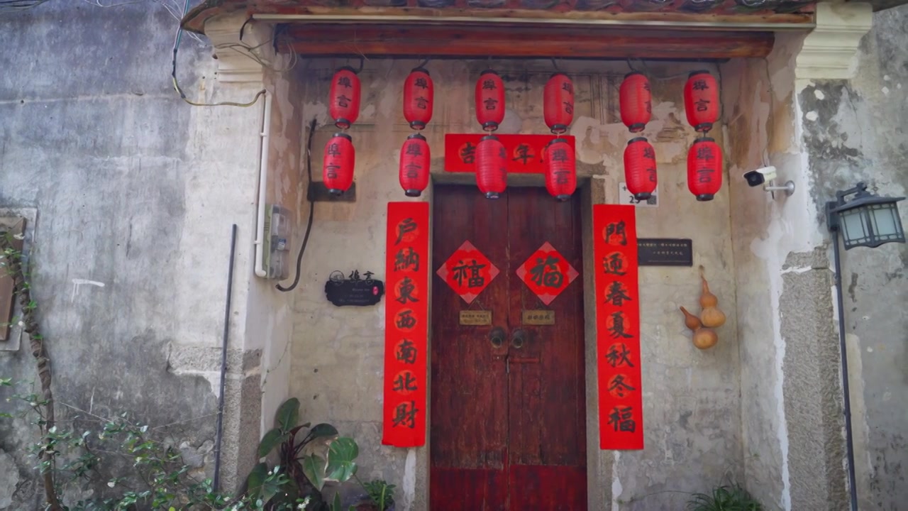 传统门楼挂红灯笼视频素材画面3