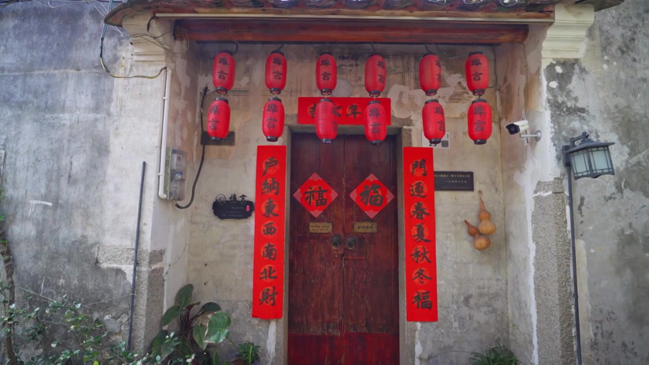 传统门楼挂红灯笼视频素材画面4