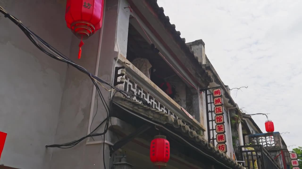深圳大鹏古城古街建筑与红灯笼视频素材画面1