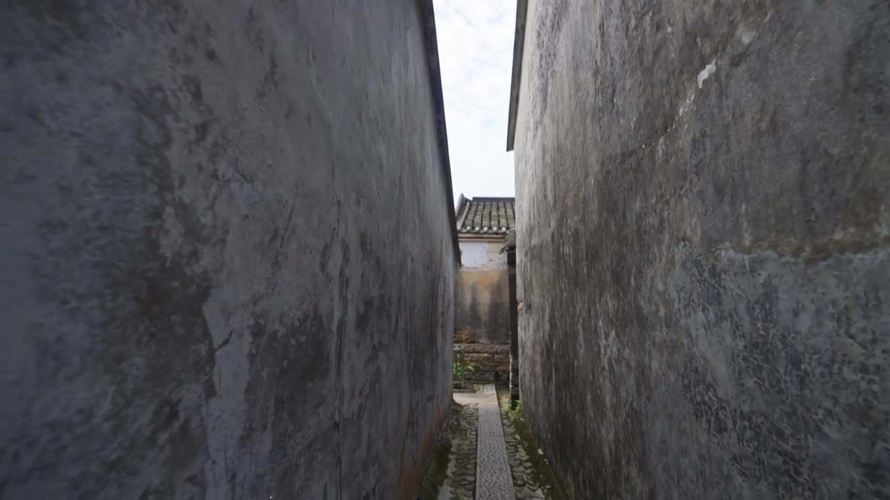 大鹏古城狭窄巷道中的古建筑视频素材画面1