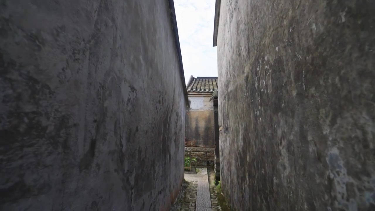 大鹏古城狭窄巷道中的古建筑视频素材画面3