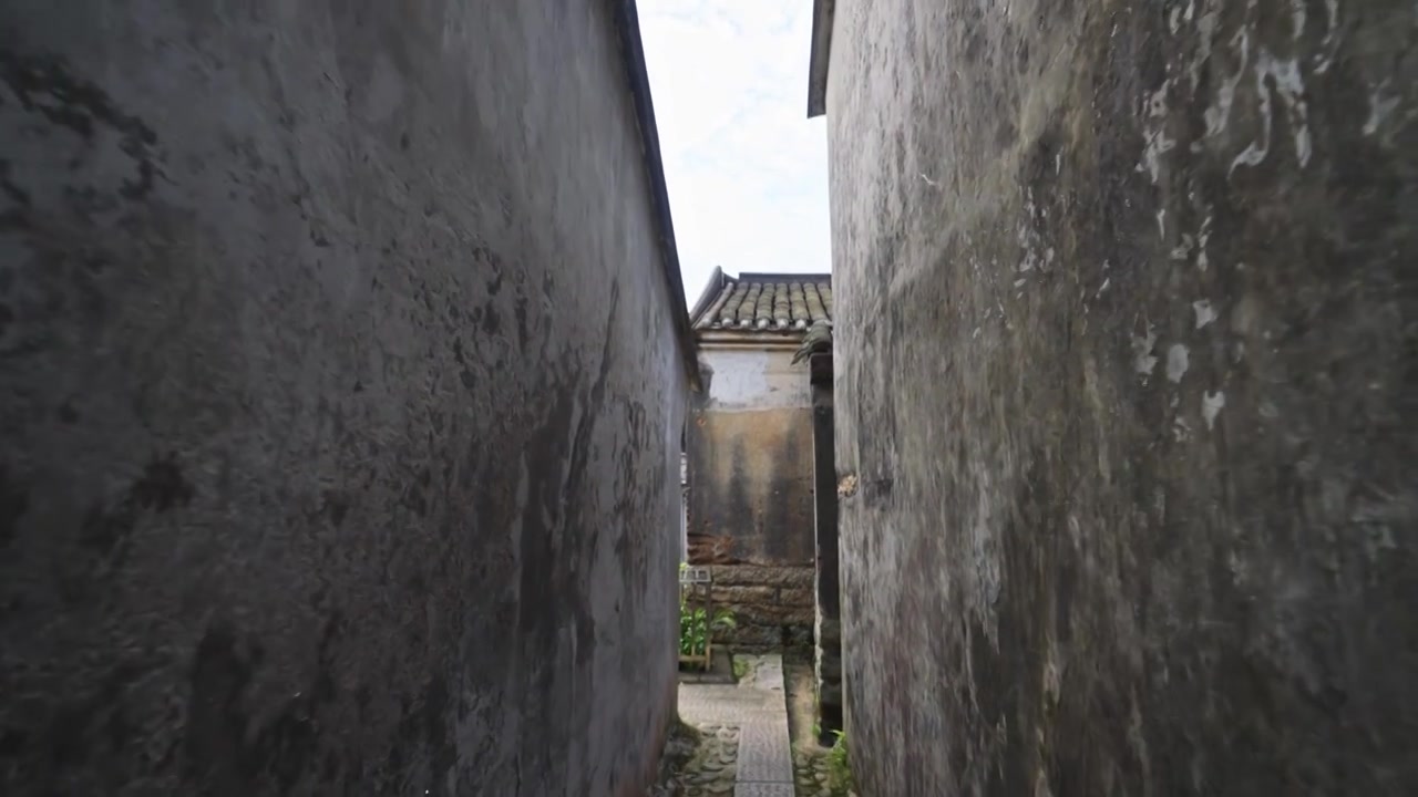 大鹏古城狭窄巷道中的古建筑视频素材画面4