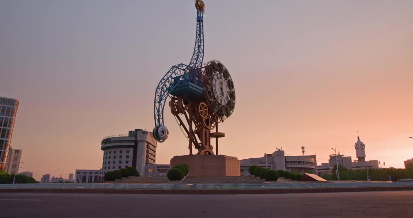 日出时分天津世纪钟广场世纪钟视频素材画面1