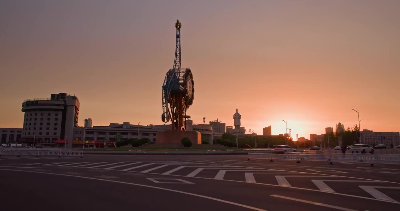 日出时分天津世纪钟广场世纪钟视频素材画面1