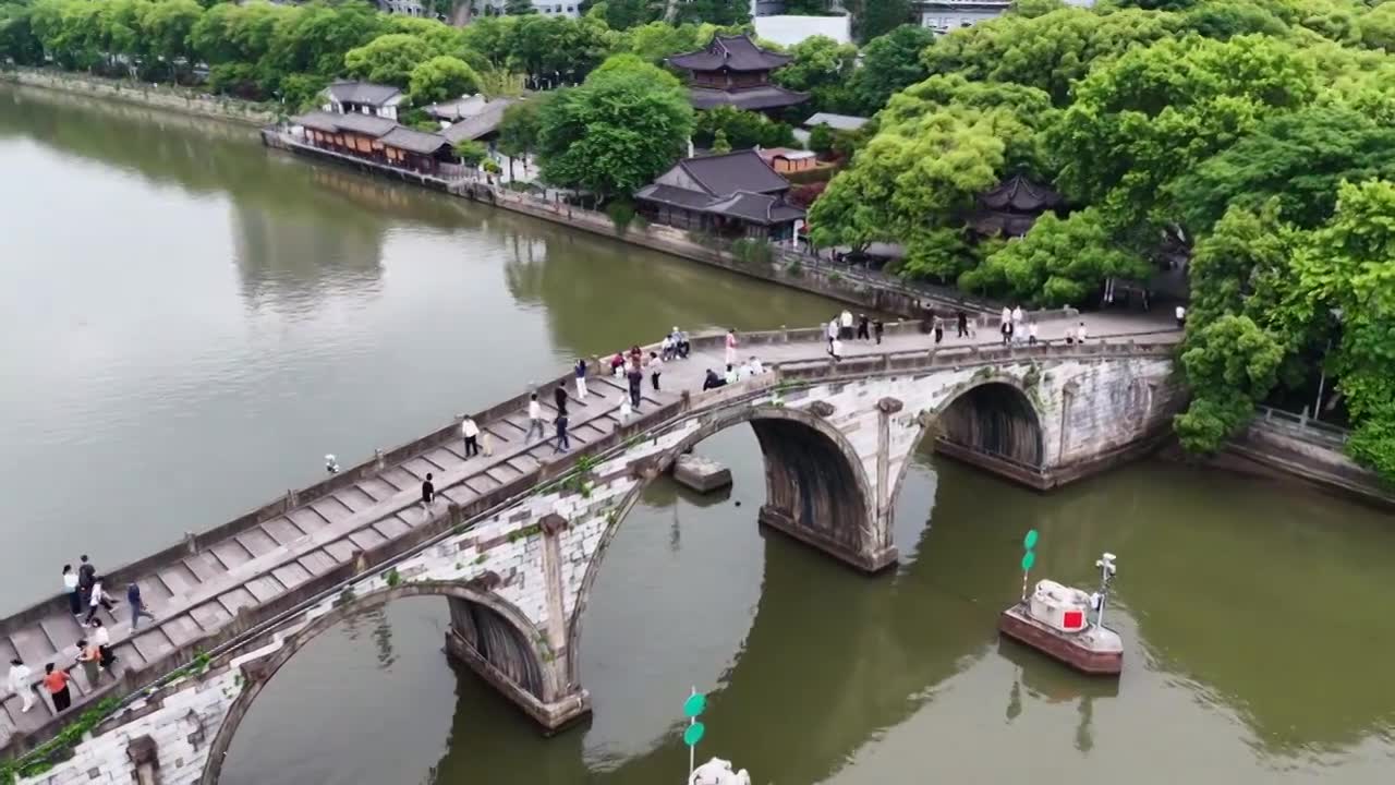 航拍浙江杭州京杭大运河拱宸桥及桥西历史文化街区视频素材画面1