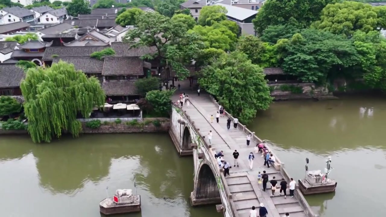 航拍浙江杭州京杭大运河拱宸桥及桥西历史文化街区视频素材画面3