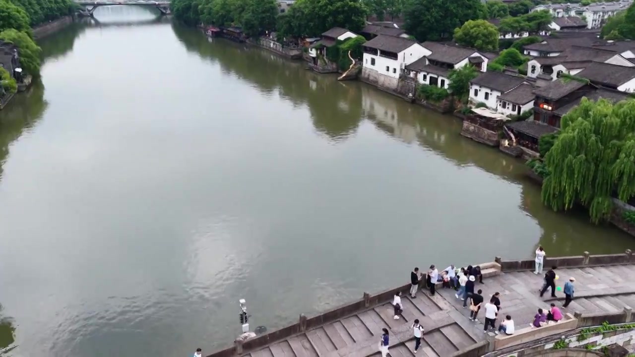航拍浙江杭州京杭大运河拱宸桥及桥西历史文化街区视频素材画面4
