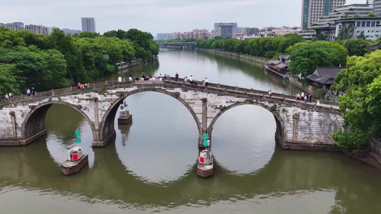 航拍浙江杭州京杭大运河拱宸桥及桥西历史文化街区视频素材画面1