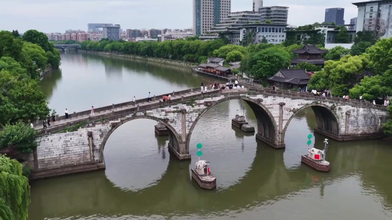 航拍浙江杭州京杭大运河拱宸桥及桥西历史文化街区视频素材画面3