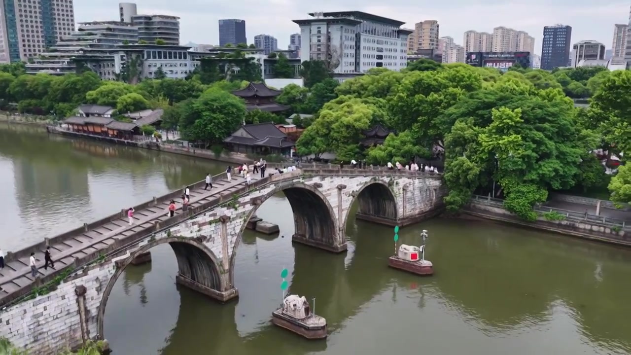 航拍浙江杭州京杭大运河拱宸桥及桥西历史文化街区视频素材画面4
