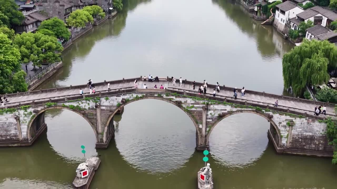 航拍浙江杭州京杭大运河拱宸桥及桥西历史文化街区视频素材画面1