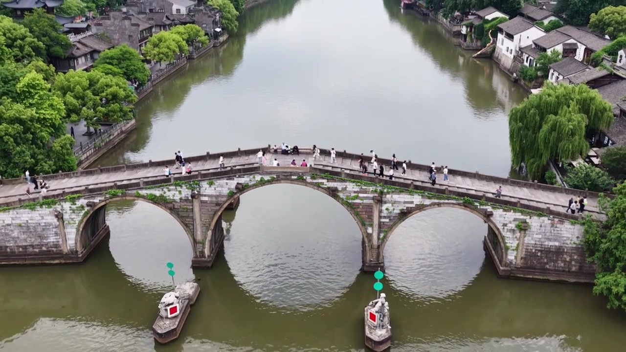 航拍浙江杭州京杭大运河拱宸桥及桥西历史文化街区视频素材画面3