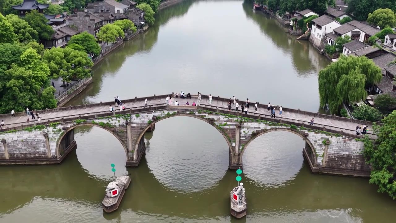 航拍浙江杭州京杭大运河拱宸桥及桥西历史文化街区视频素材画面4