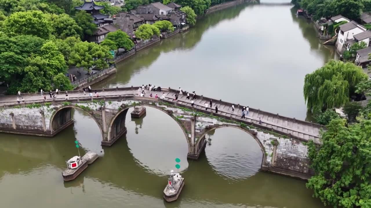 航拍浙江杭州京杭大运河拱宸桥及桥西历史文化街区视频素材画面1