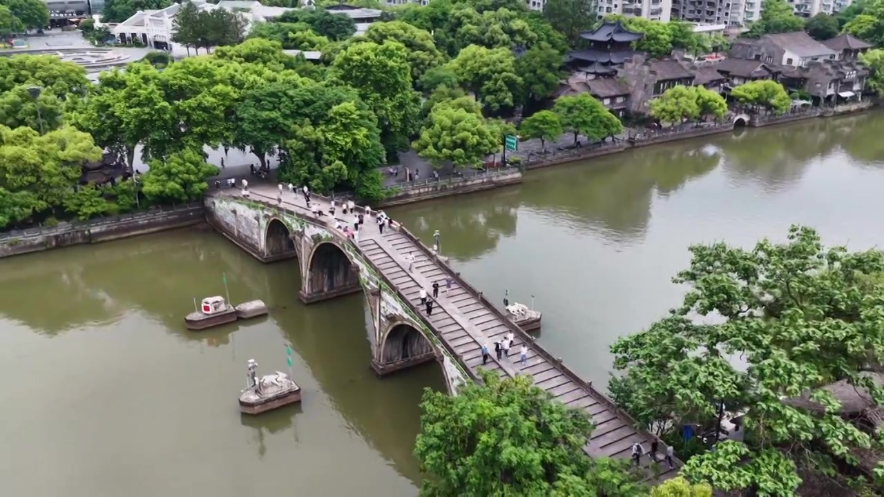 航拍浙江杭州京杭大运河拱宸桥及桥西历史文化街区视频素材画面3