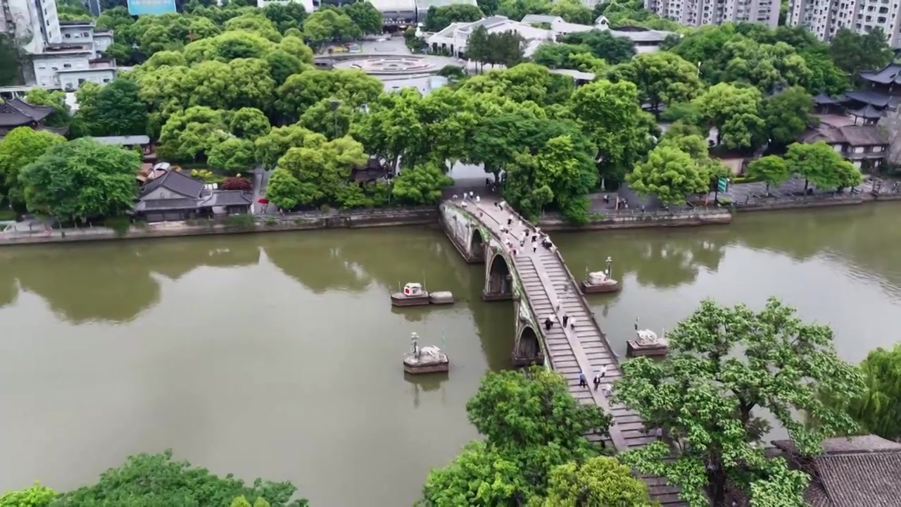 航拍浙江杭州京杭大运河拱宸桥及桥西历史文化街区视频素材画面4