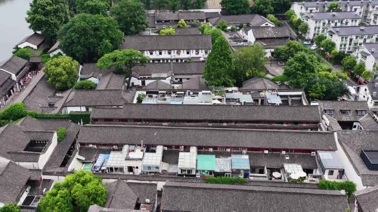 航拍浙江杭州京杭大运河拱宸桥及桥西历史文化街区视频素材画面1