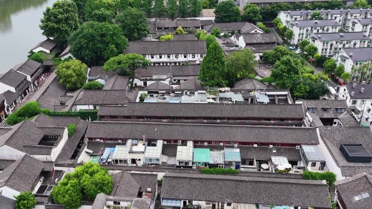 航拍浙江杭州京杭大运河拱宸桥及桥西历史文化街区视频素材画面3