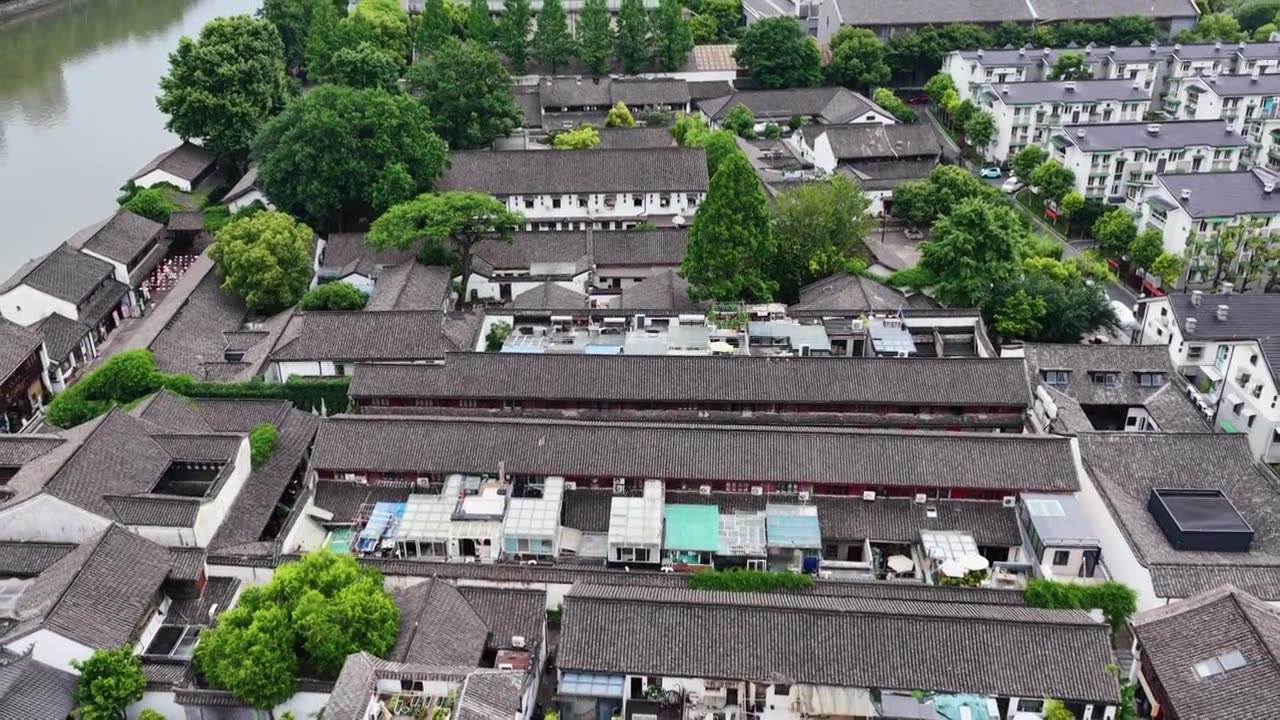 航拍浙江杭州京杭大运河拱宸桥及桥西历史文化街区视频素材画面4