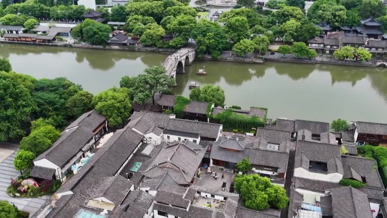 航拍浙江杭州京杭大运河拱宸桥及桥西历史文化街区视频素材画面1