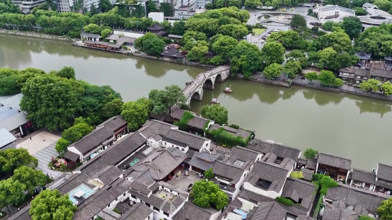 航拍浙江杭州京杭大运河拱宸桥及桥西历史文化街区视频素材画面3