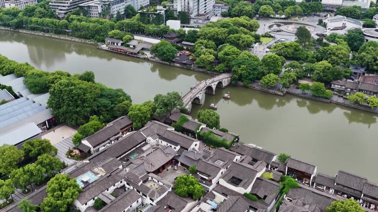 航拍浙江杭州京杭大运河拱宸桥及桥西历史文化街区视频素材画面4
