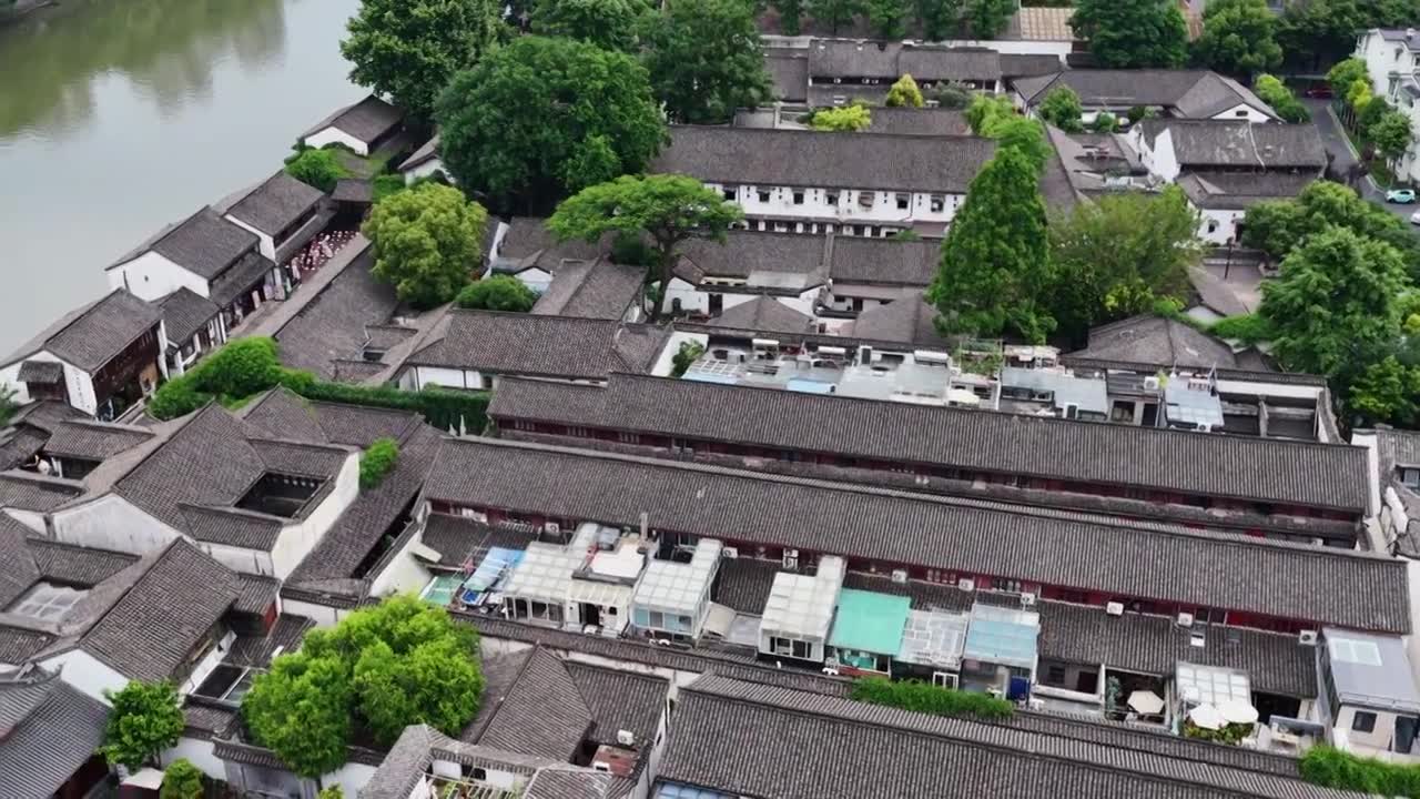 航拍浙江杭州京杭大运河拱宸桥及桥西历史文化街区视频素材画面1