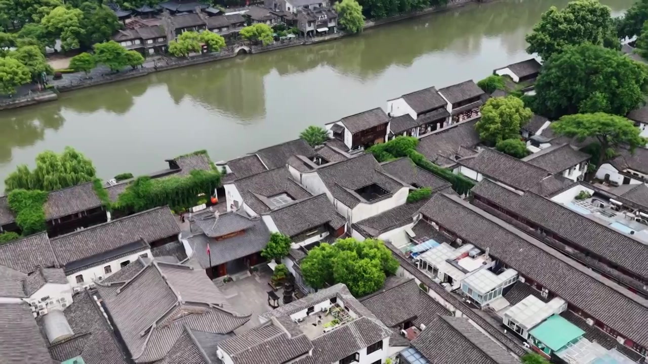航拍浙江杭州京杭大运河拱宸桥及桥西历史文化街区视频素材画面3