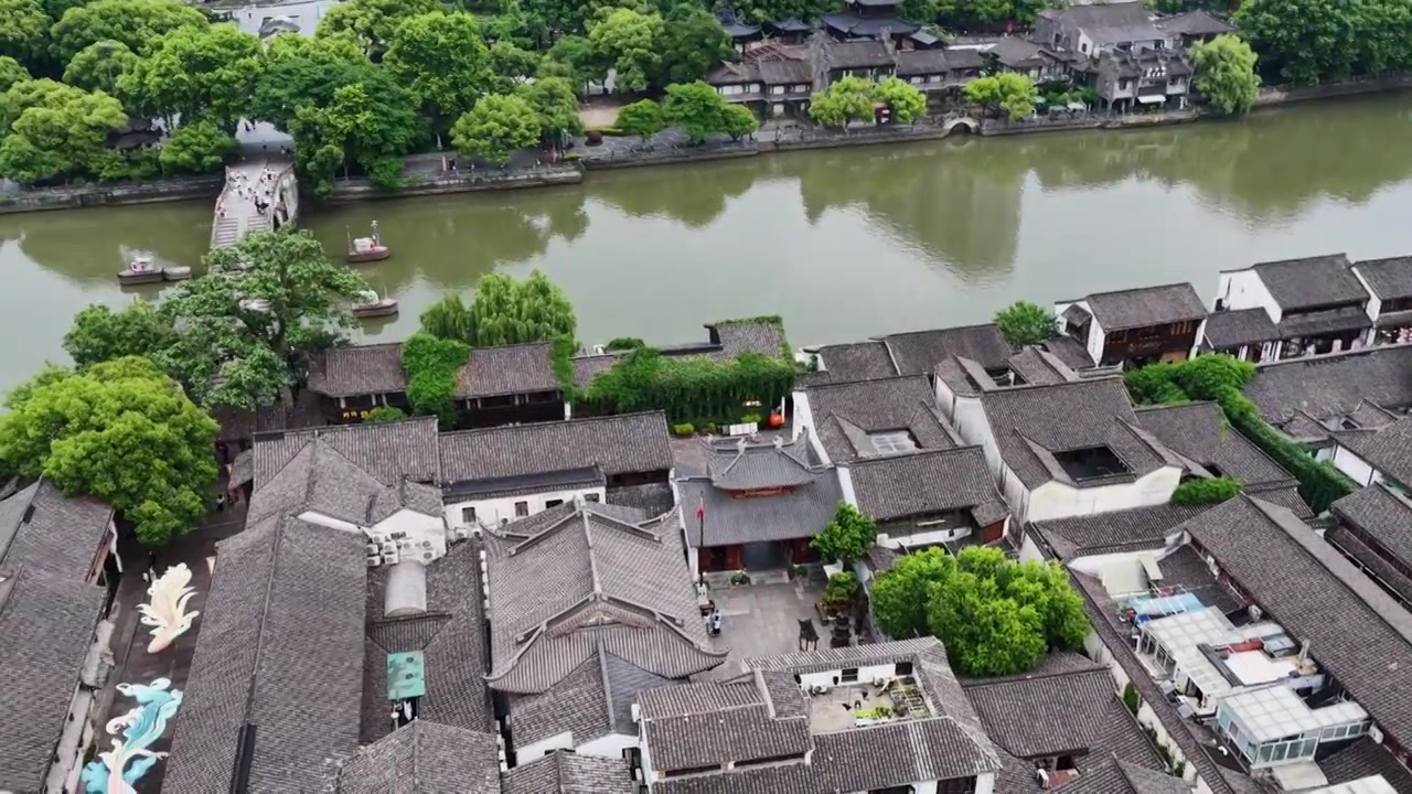 航拍浙江杭州京杭大运河拱宸桥及桥西历史文化街区视频素材画面4