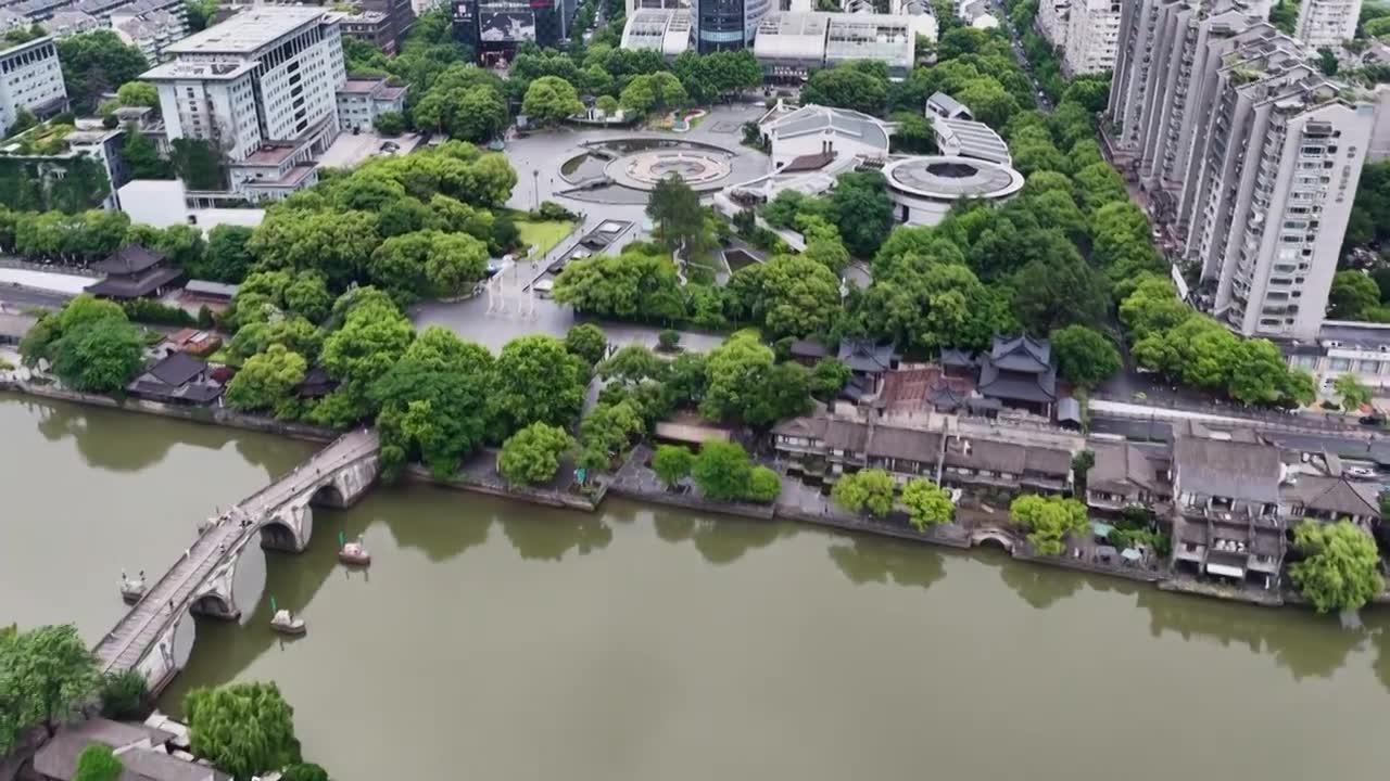 航拍浙江杭州京杭大运河拱宸桥及桥西历史文化街区视频素材画面1
